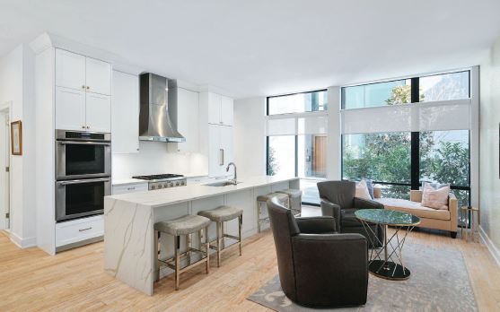 The modernized living area and adjacent kitchen PHOTOS COURTESY OF PLUSH IMAGE CO. &BLACKLABEL KELLER WILLIAMS
